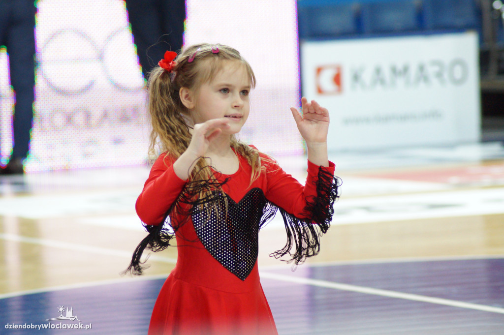 Anwil Dance Team na meczu z Kingiem