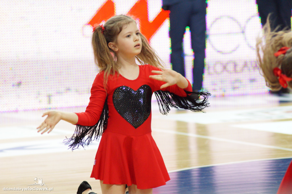 Anwil Dance Team na meczu z Kingiem