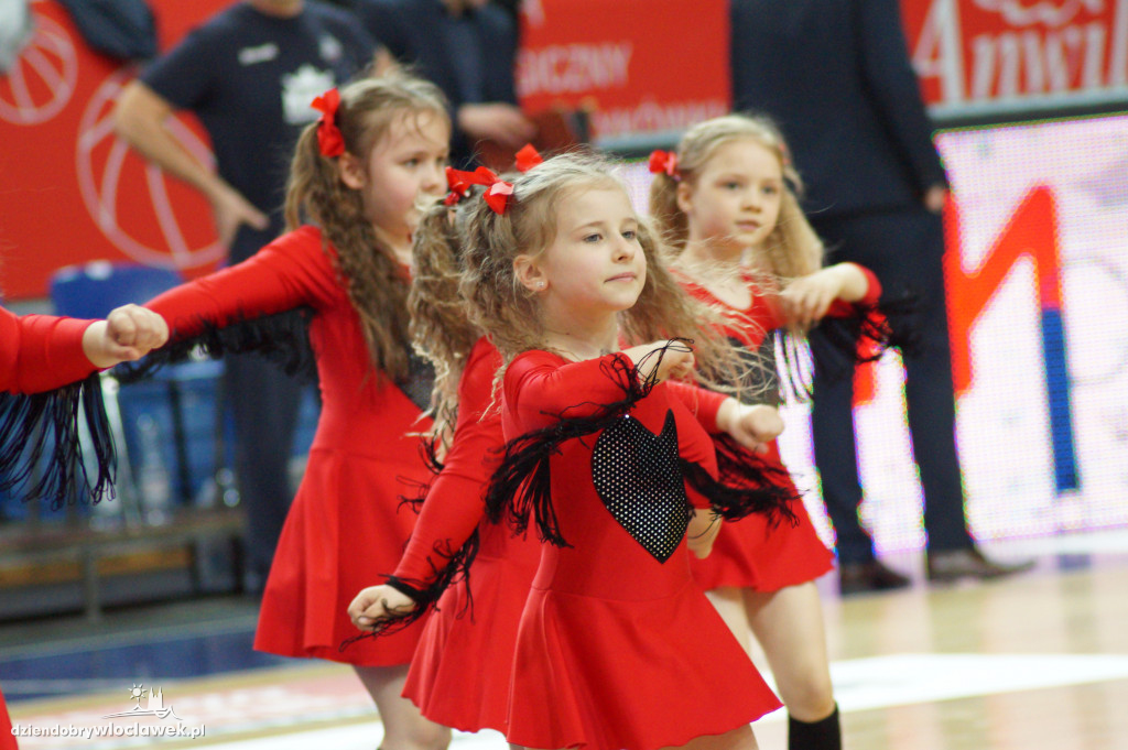 Anwil Dance Team na meczu z Kingiem