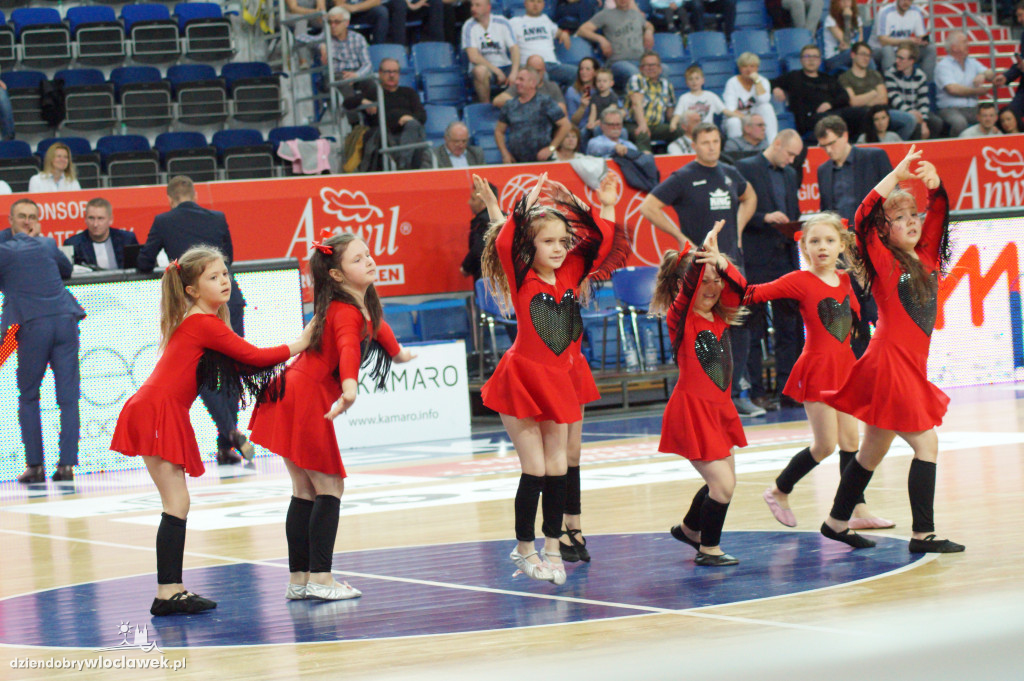 Anwil Dance Team na meczu z Kingiem