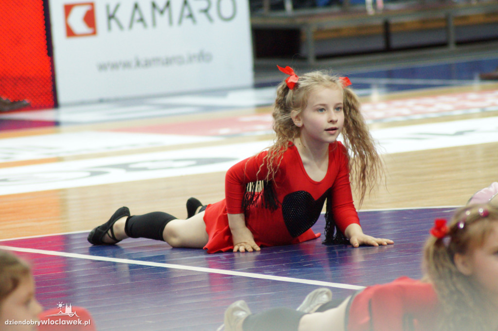 Anwil Dance Team na meczu z Kingiem