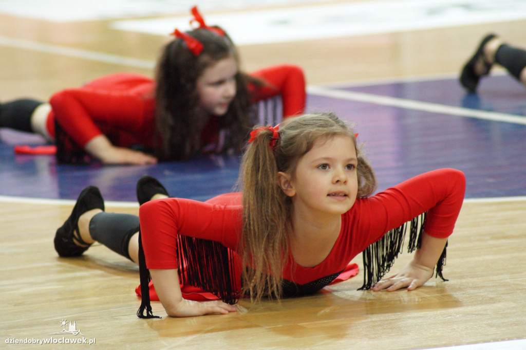 Anwil Dance Team na meczu z Kingiem
