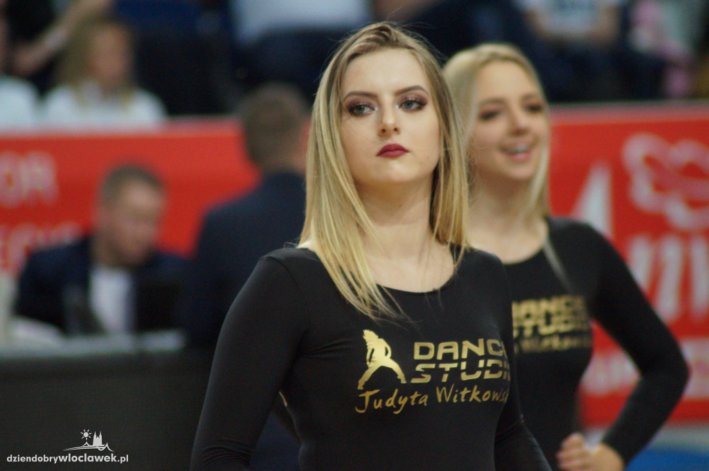 Anwil Dance Team na meczu z Kingiem