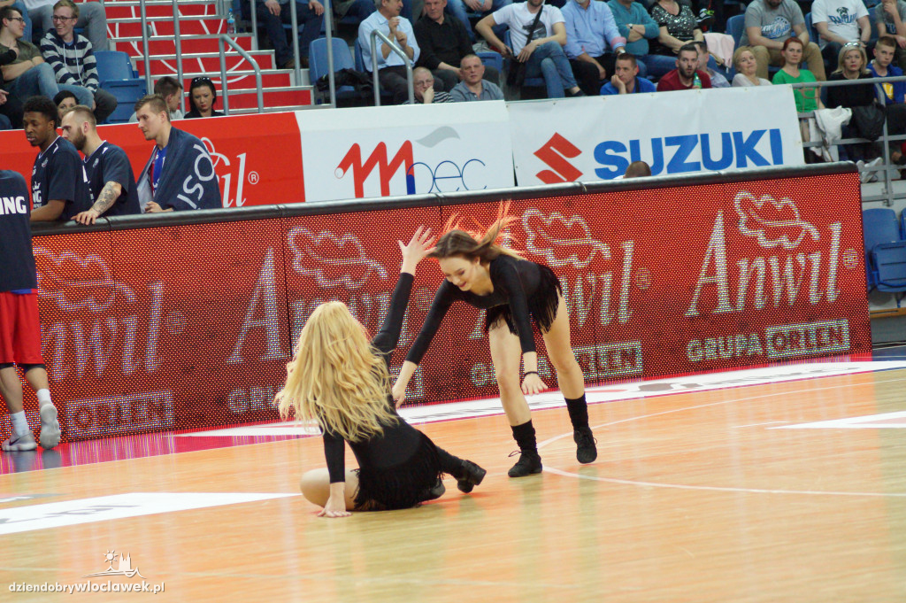 Anwil Dance Team na meczu z Kingiem