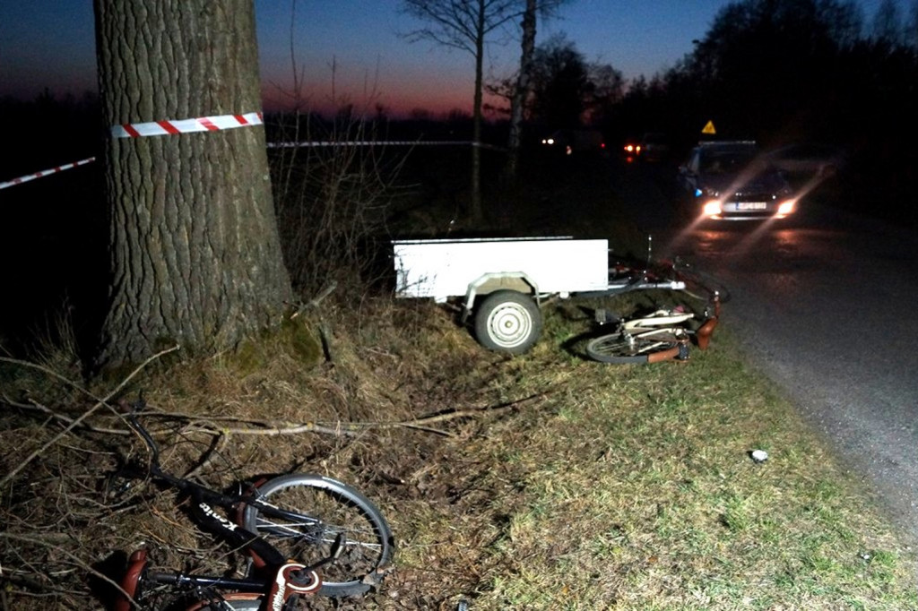Przyczepka uderzyła w 3 rowerzystki