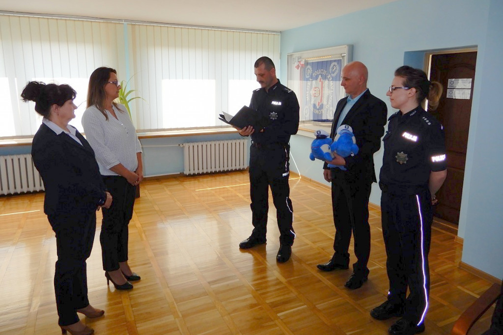 Policja dziękuje pracownicom banku