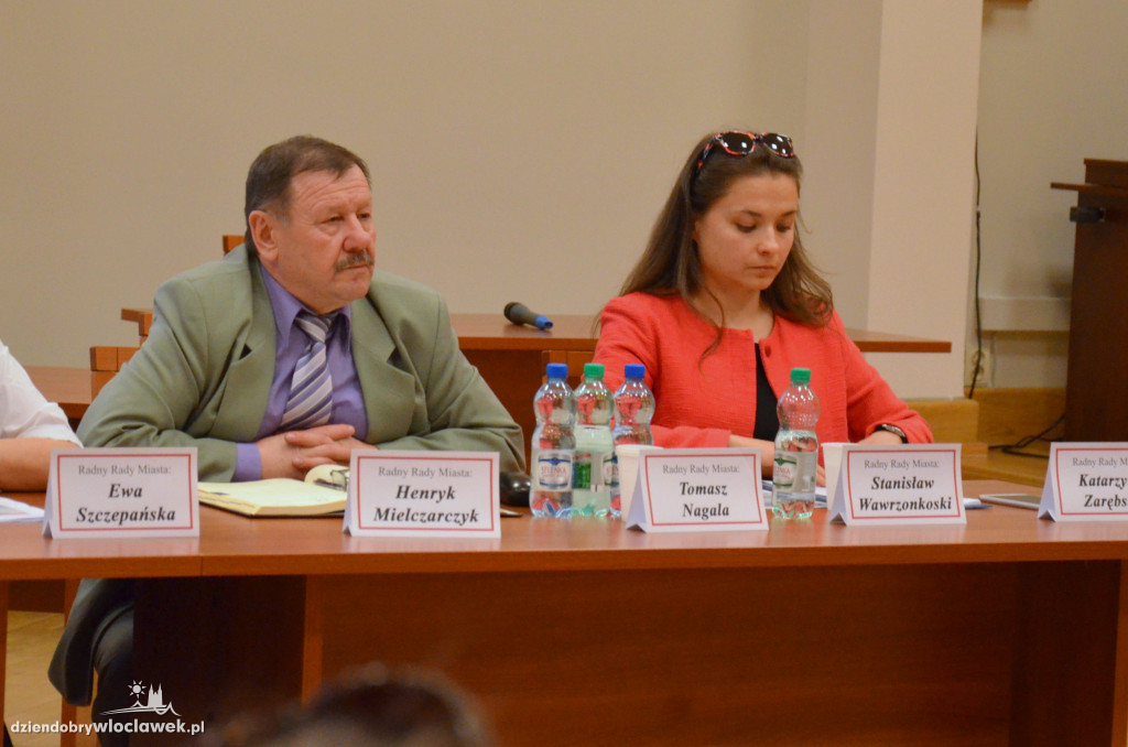 Debata internauci vs radni
