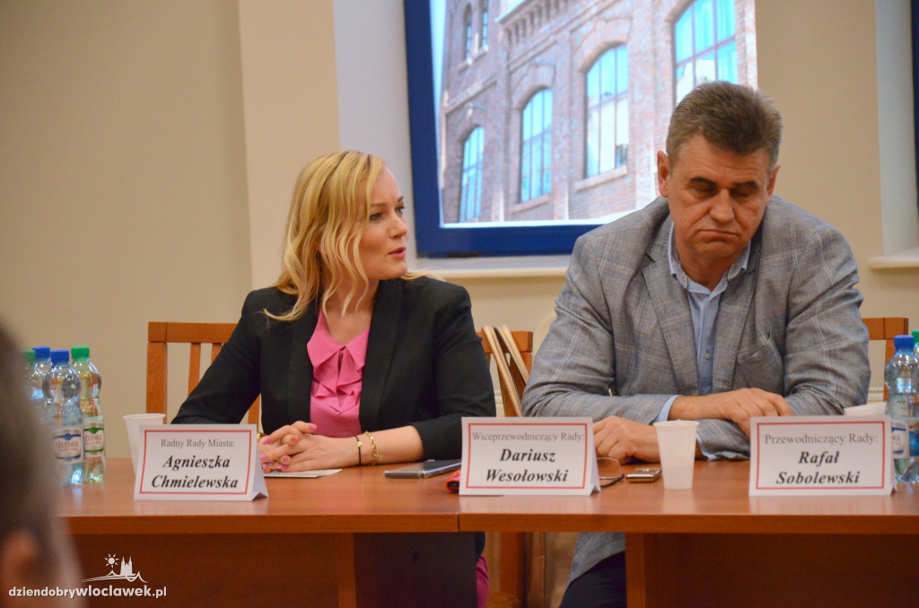 Debata internauci vs radni