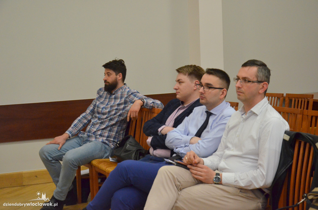 Debata internauci vs radni