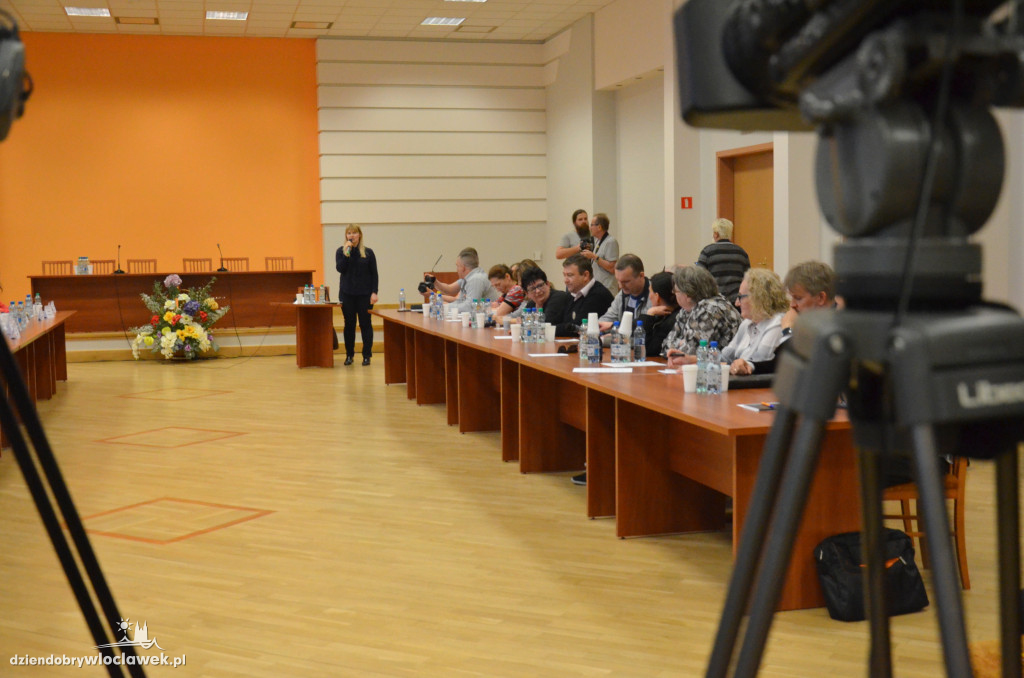 Debata internauci vs radni