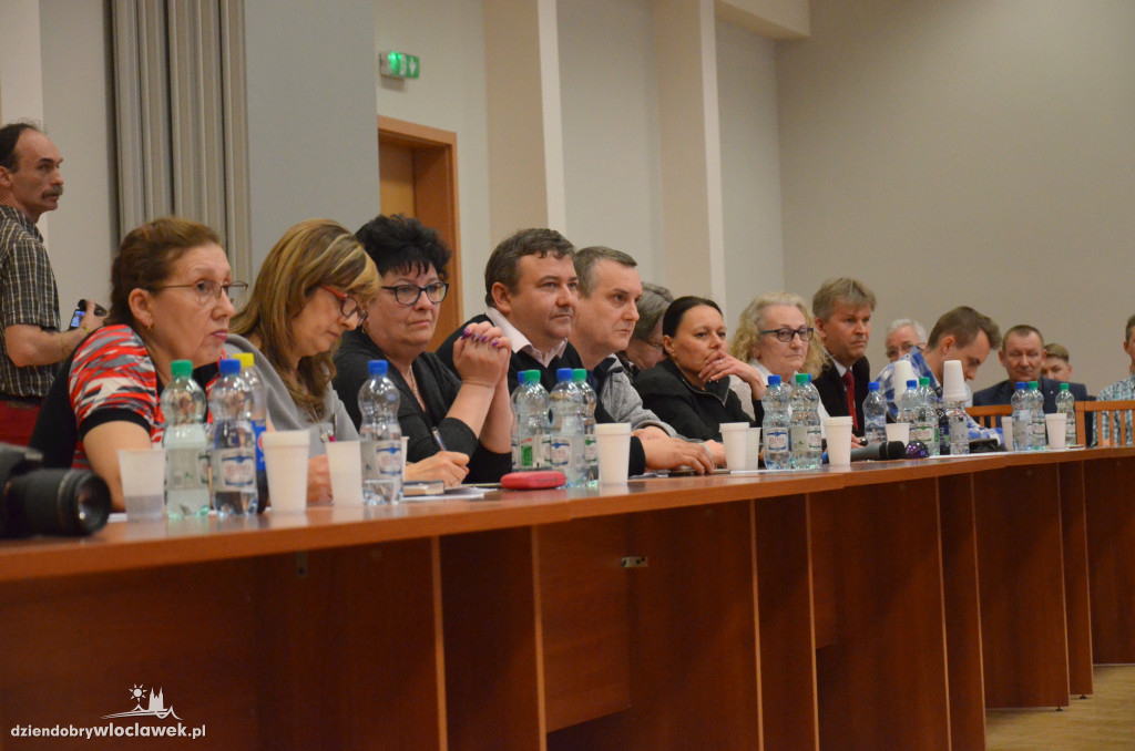 Debata internauci vs radni