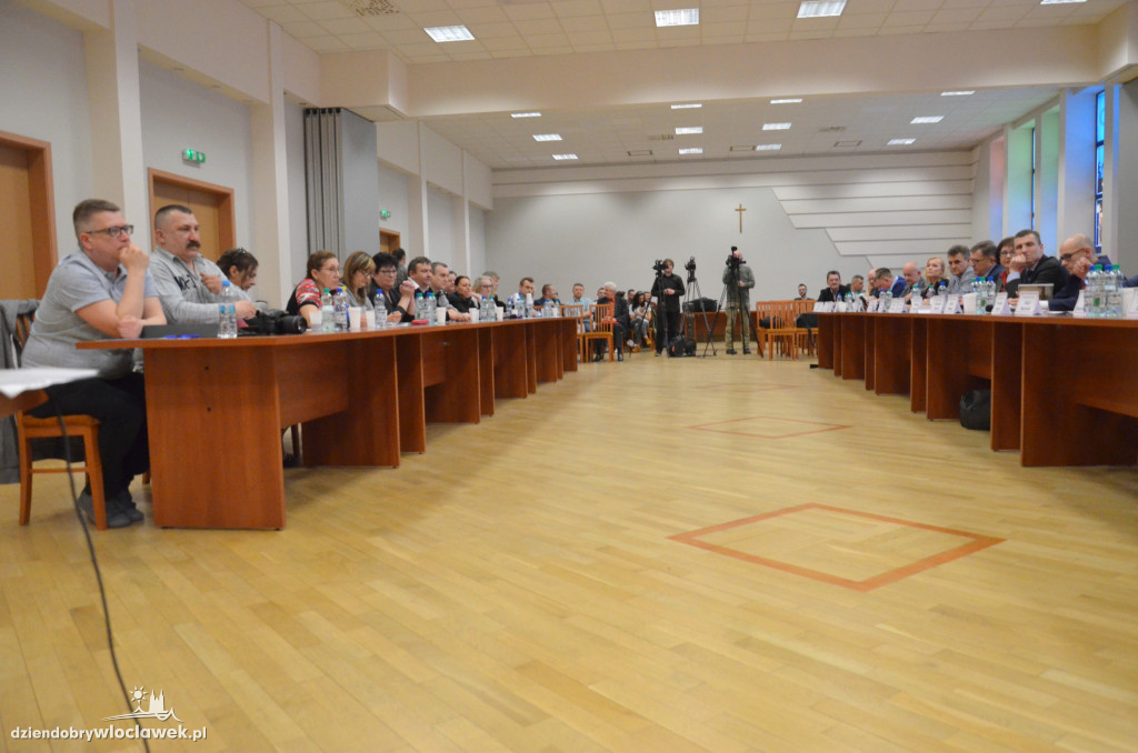 Debata internauci vs radni