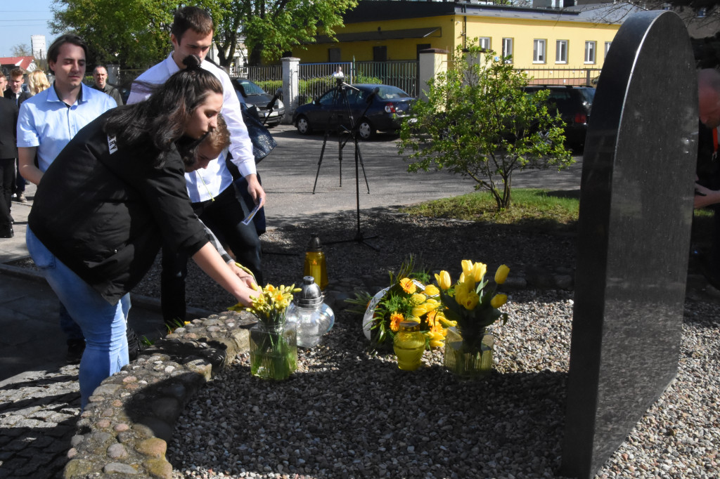 Złożenie kwiatów pod pomnikiem