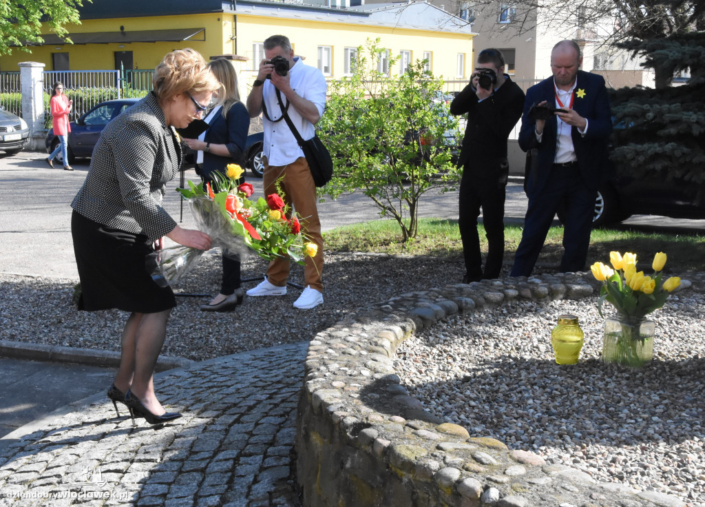 Złożenie kwiatów pod pomnikiem