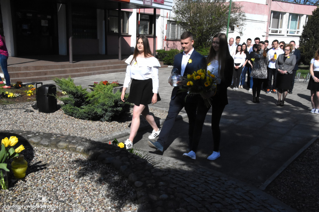 Złożenie kwiatów pod pomnikiem