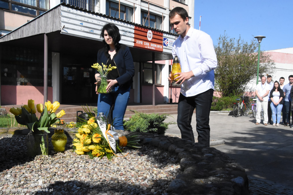 Złożenie kwiatów pod pomnikiem
