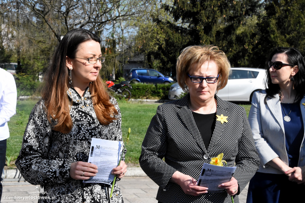 Złożenie kwiatów pod pomnikiem