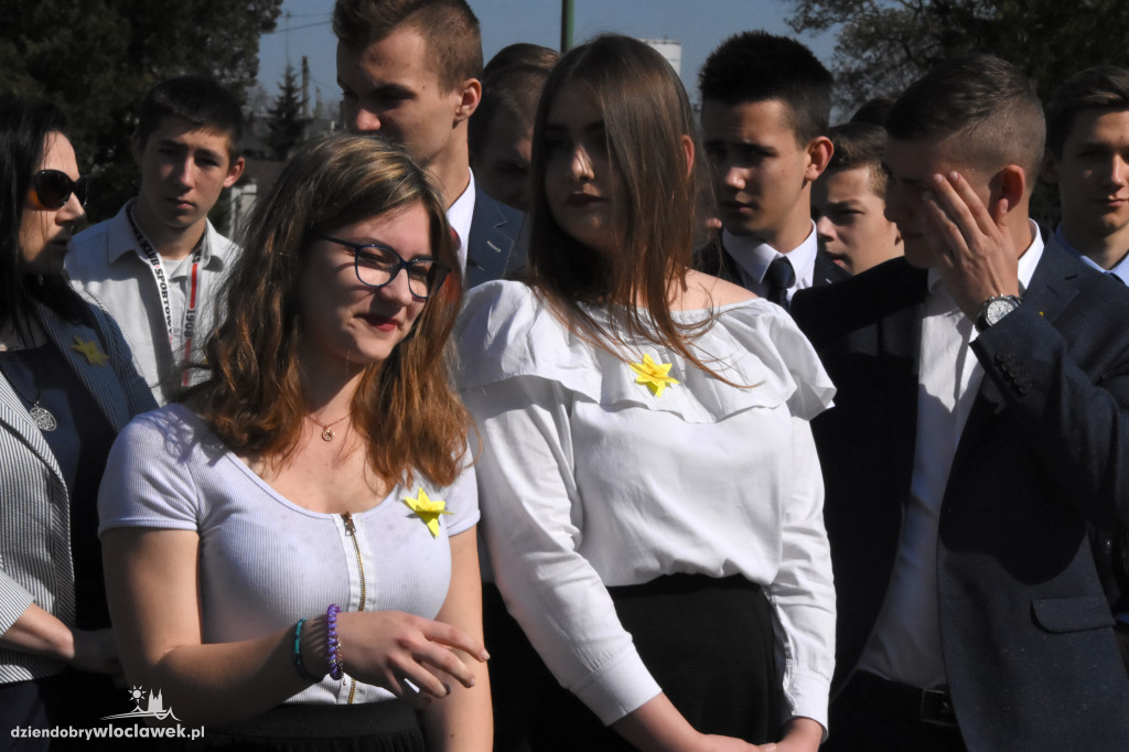 Złożenie kwiatów pod pomnikiem