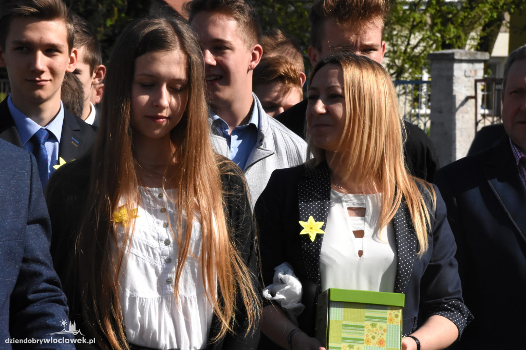 Złożenie kwiatów pod pomnikiem