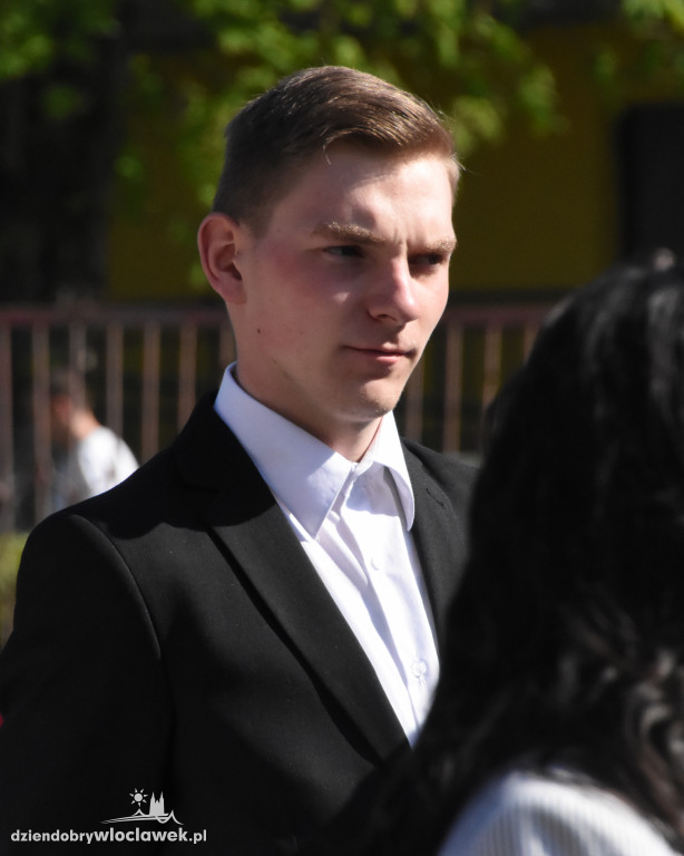 Złożenie kwiatów pod pomnikiem