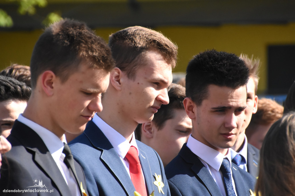 Złożenie kwiatów pod pomnikiem