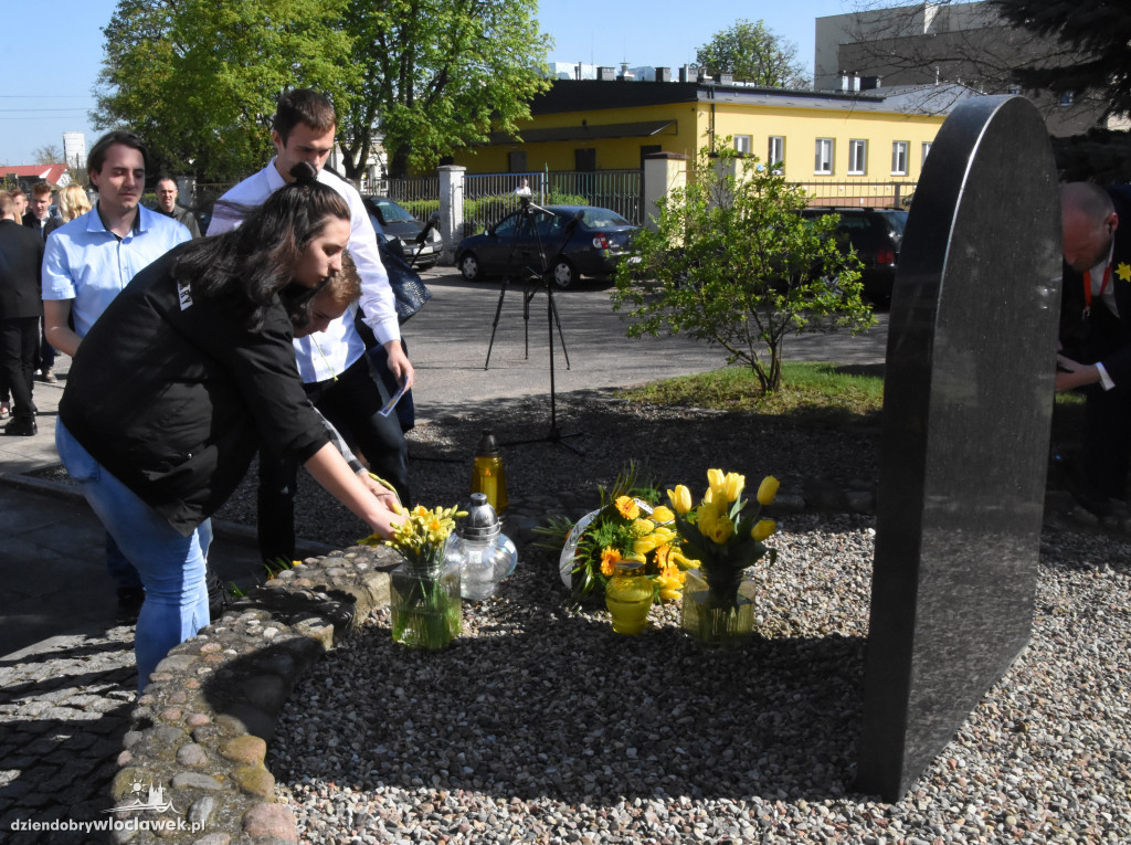 Złożenie kwiatów pod pomnikiem