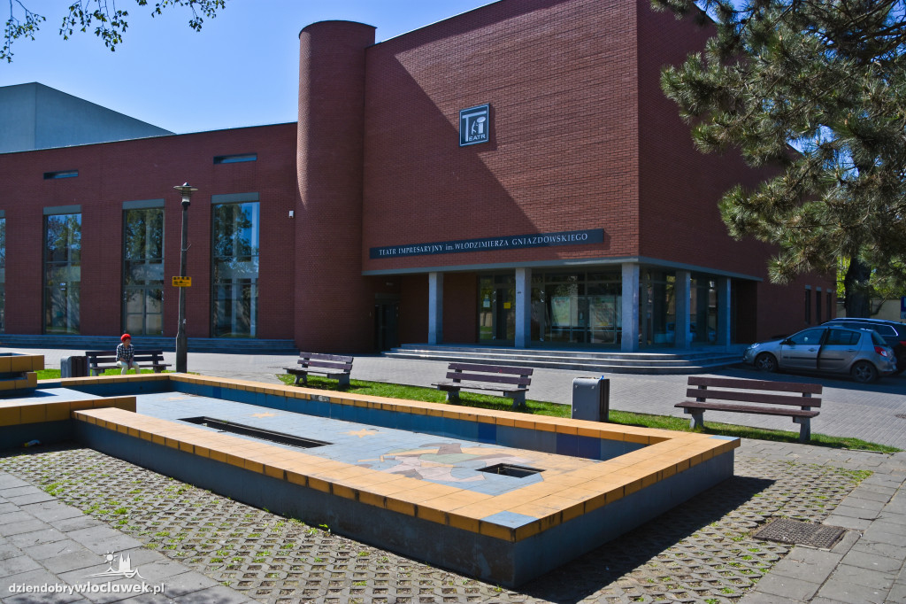 Fontanna przed teatrem do remontu