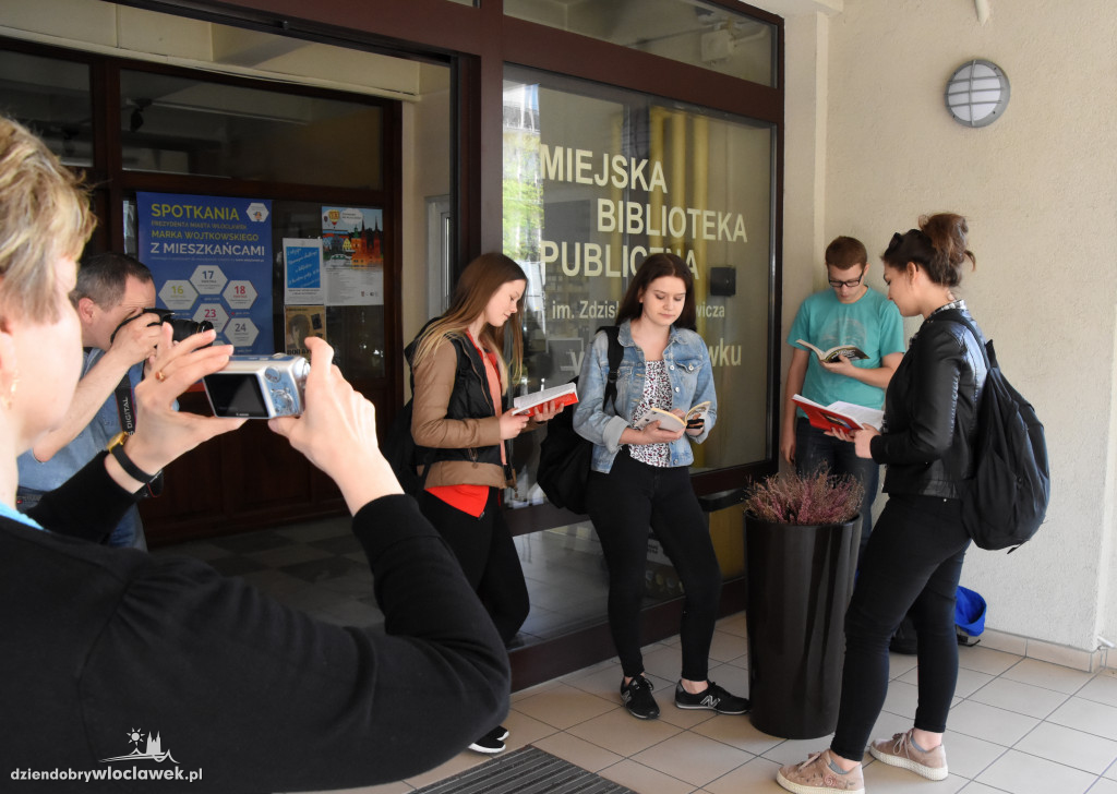 Mannequin Challenge w bibliotece