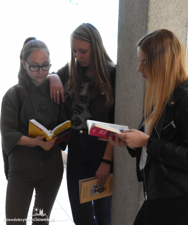 Mannequin Challenge w bibliotece