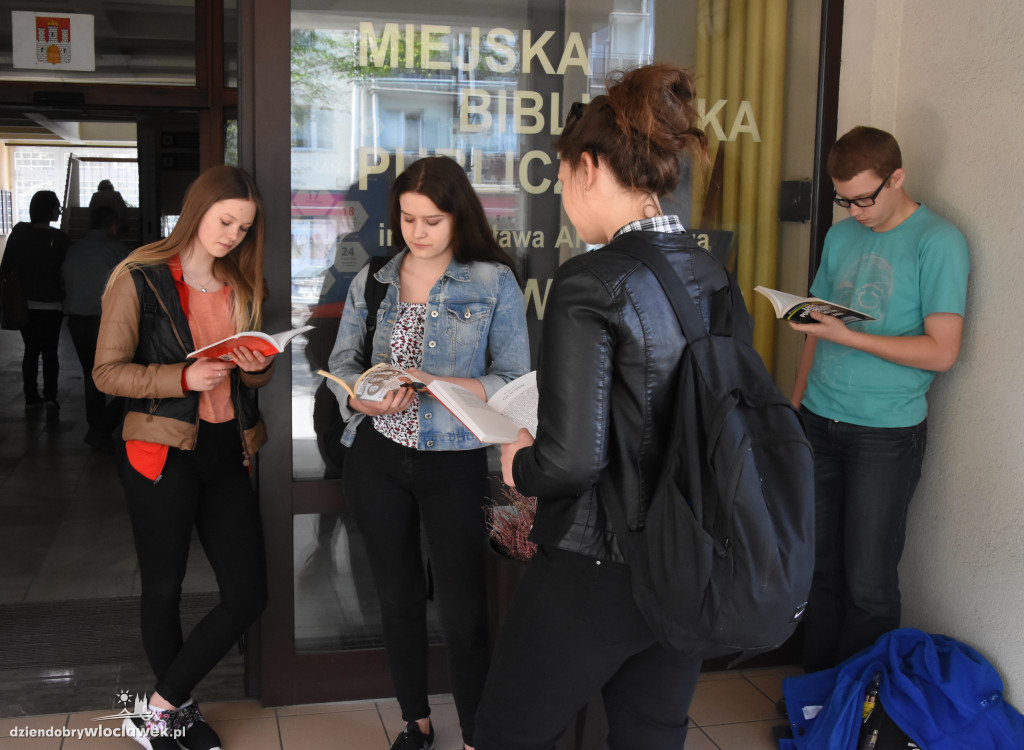 Mannequin Challenge w bibliotece