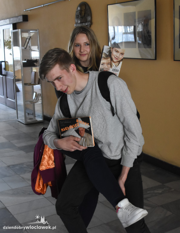 Mannequin Challenge w bibliotece