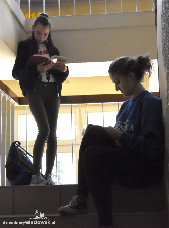 Mannequin Challenge w bibliotece
