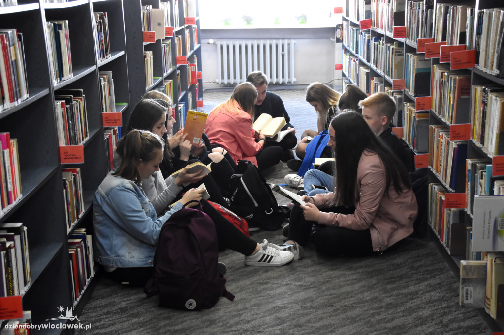 Mannequin Challenge w bibliotece