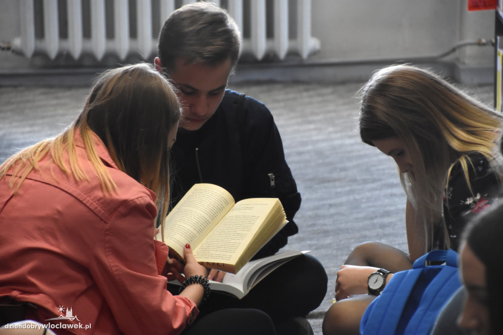 Mannequin Challenge w bibliotece