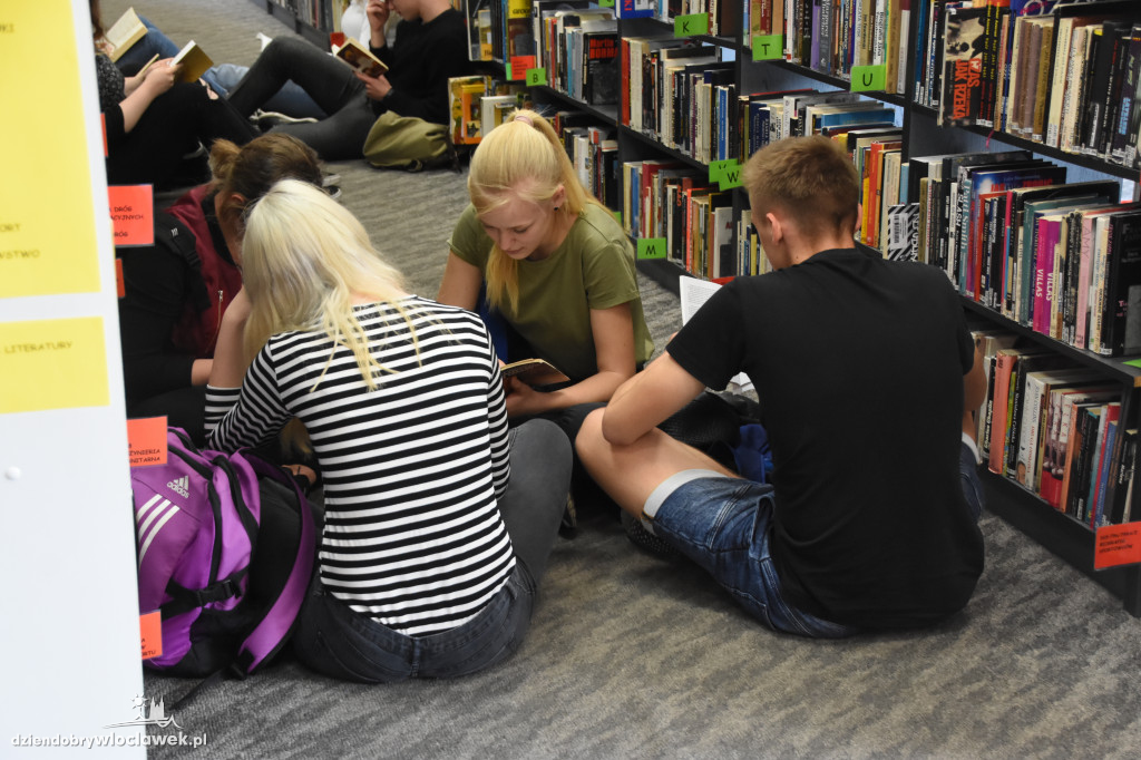 Mannequin Challenge w bibliotece