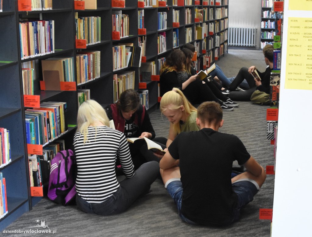Mannequin Challenge w bibliotece