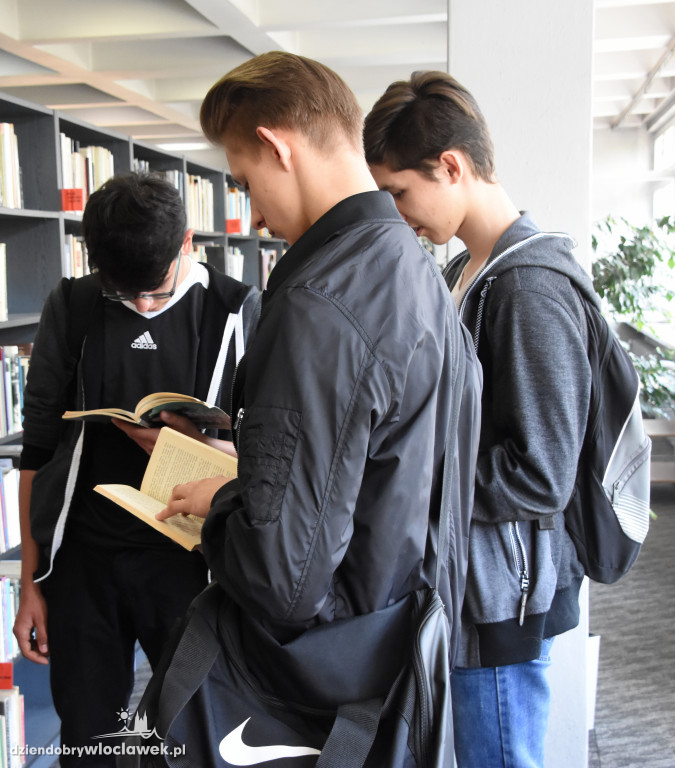 Mannequin Challenge w bibliotece