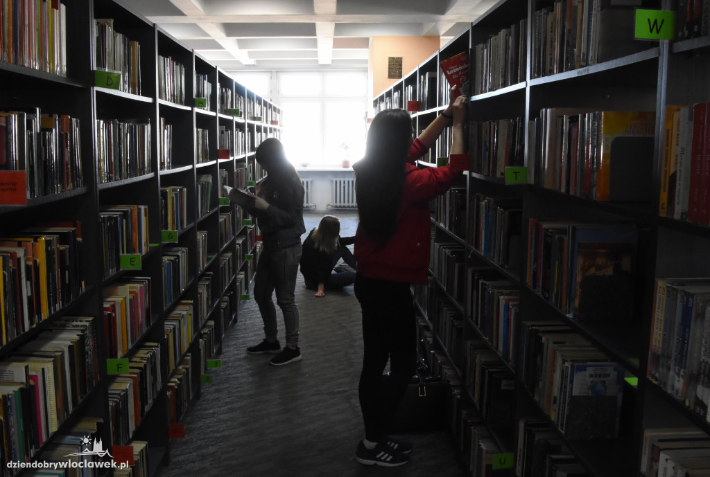 Mannequin Challenge w bibliotece