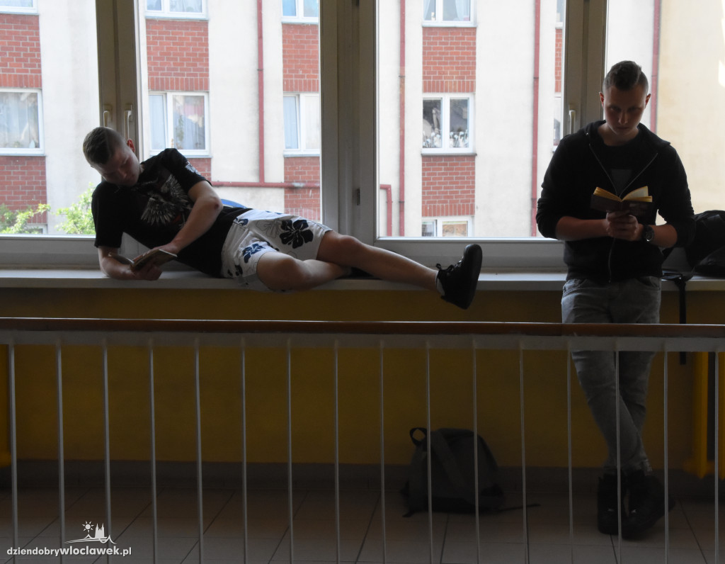 Mannequin Challenge w bibliotece