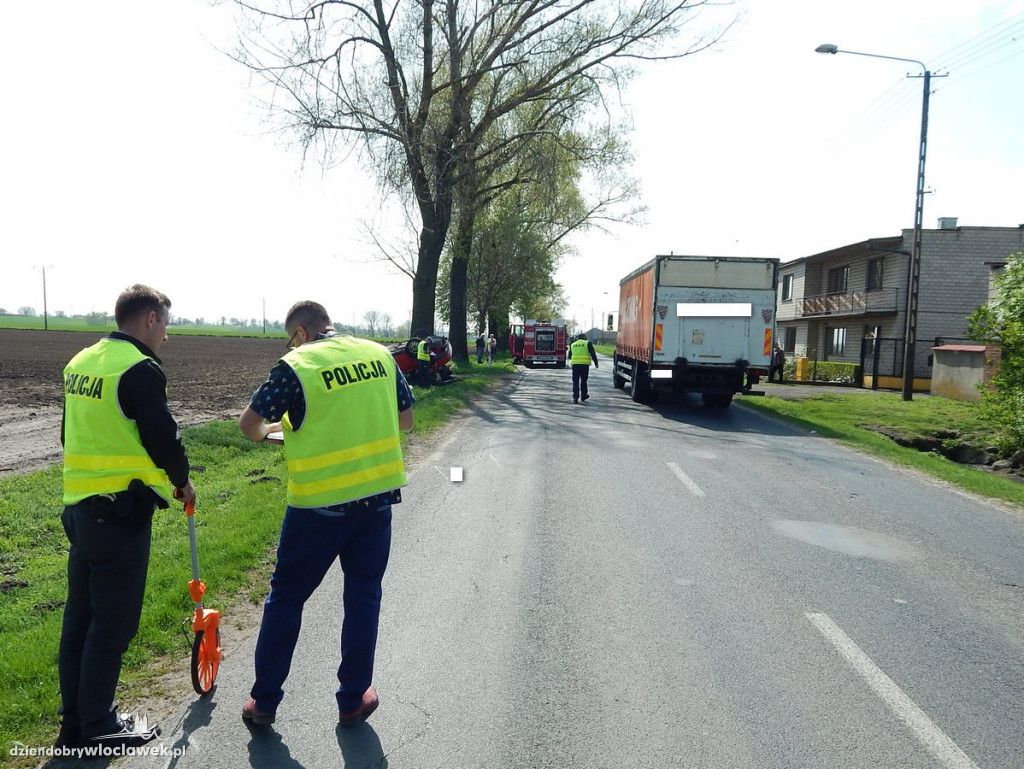Uderzył w drzewo, a za chwilę dachował