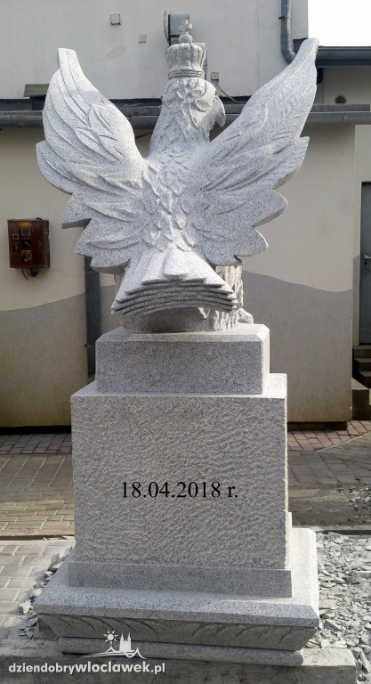 Na granitowym cokole postawią orła