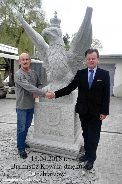 Na granitowym cokole postawią orła