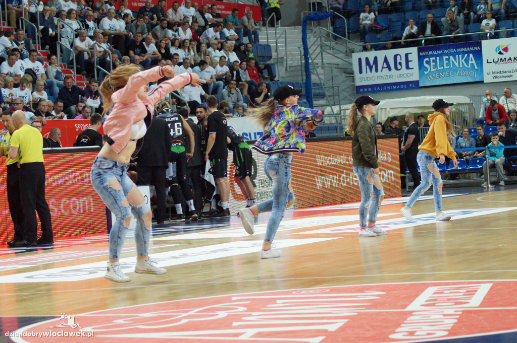 Anwil Dance Team na meczu z Turowem