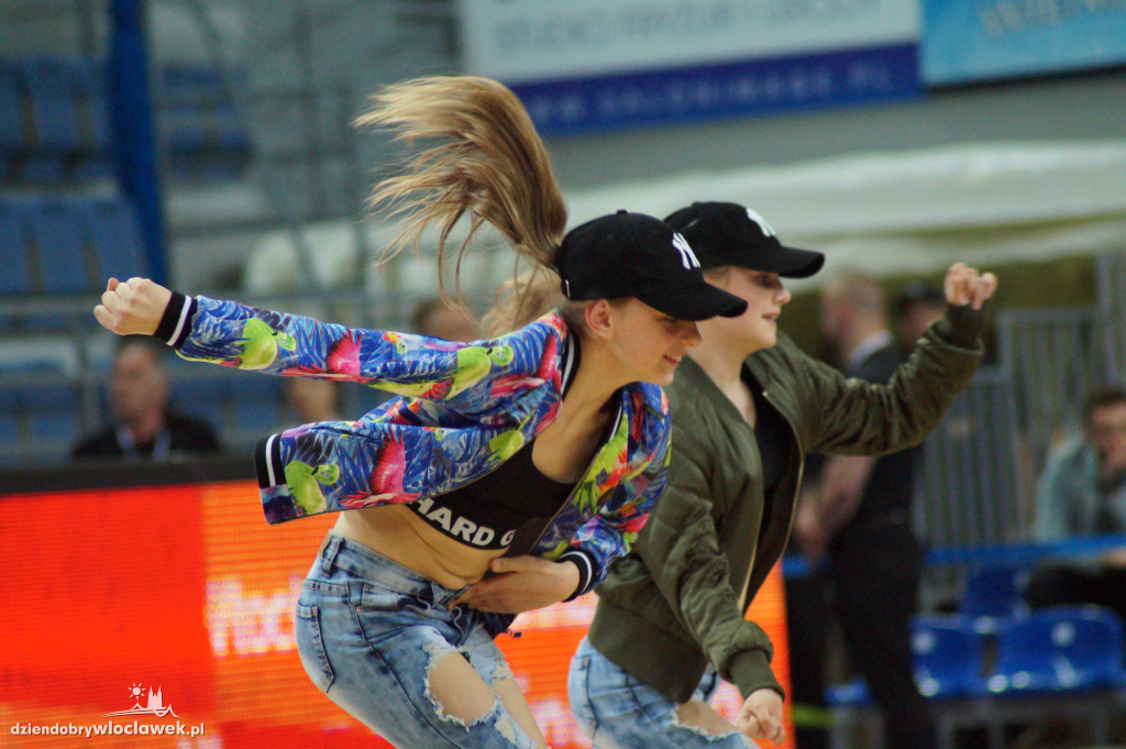 Anwil Dance Team na meczu z Turowem