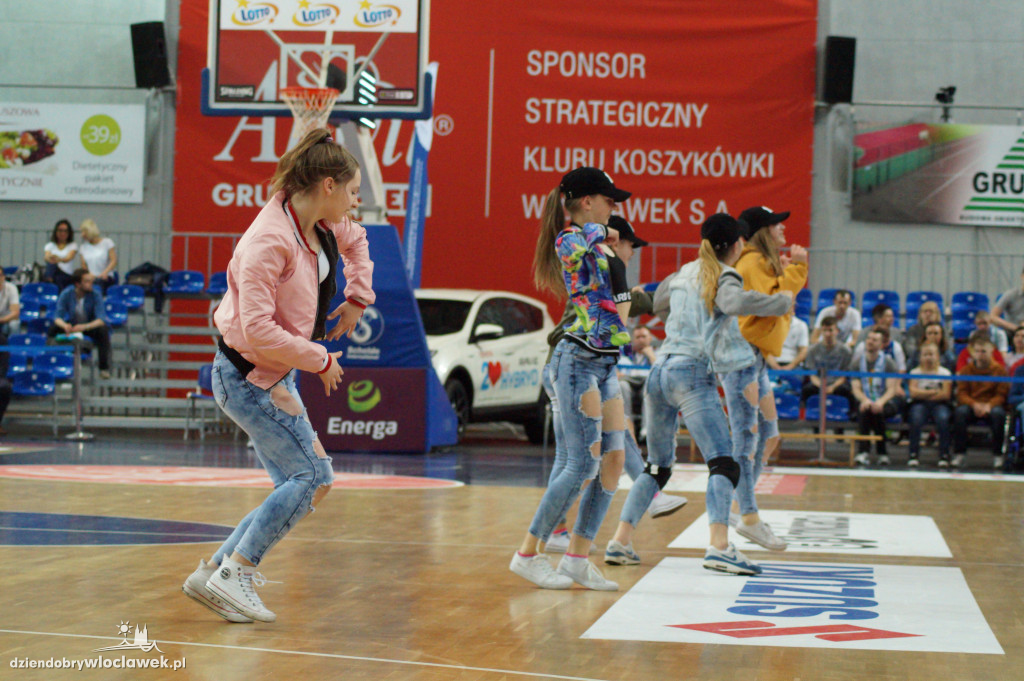 Anwil Dance Team na meczu z Turowem