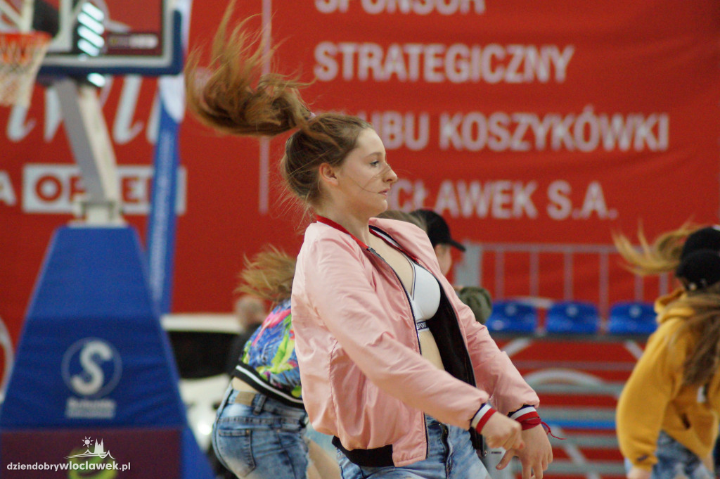 Anwil Dance Team na meczu z Turowem