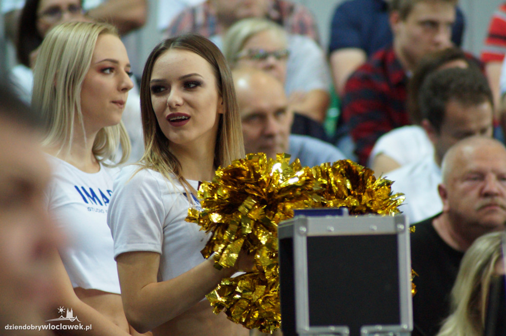 Anwil Dance Team na meczu z Turowem