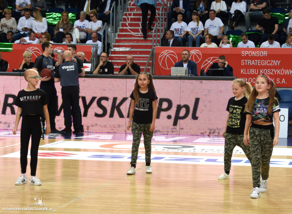 Anwil Dance Team na meczu z Turowem