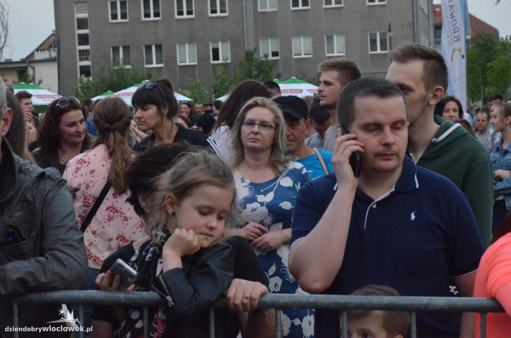 Koncert Mroza na bulwarach we Włocławku