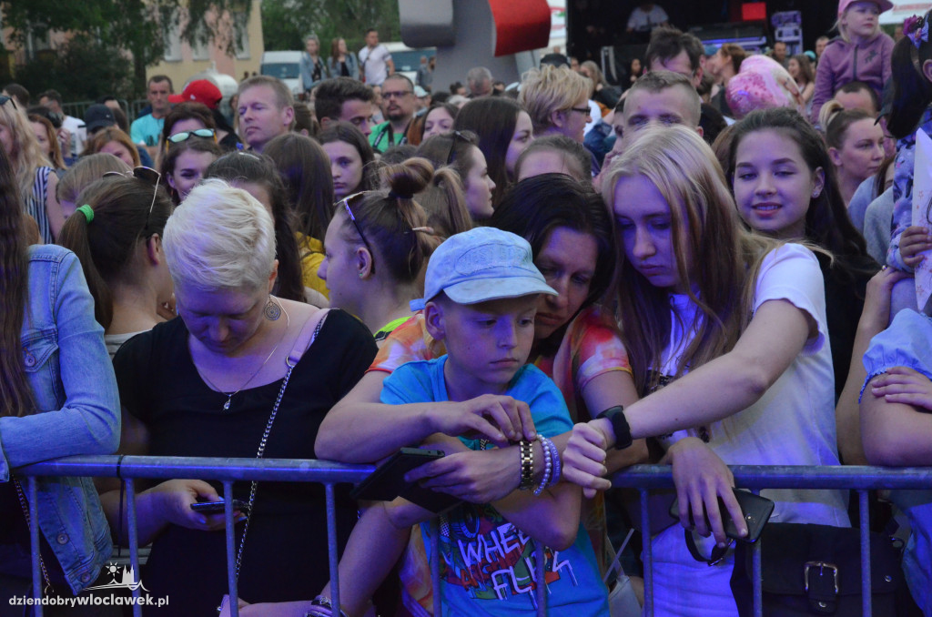 Koncert Mroza na bulwarach we Włocławku